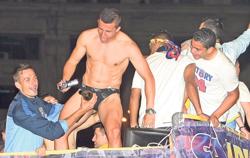 Ce destrăbălare! Jucătorii şi oficialii Stelei au făcut spectacol în Piaţa Constituţiei, beţi de fericire pentru câştigarea campionatului | FOTO EXCLUSIV