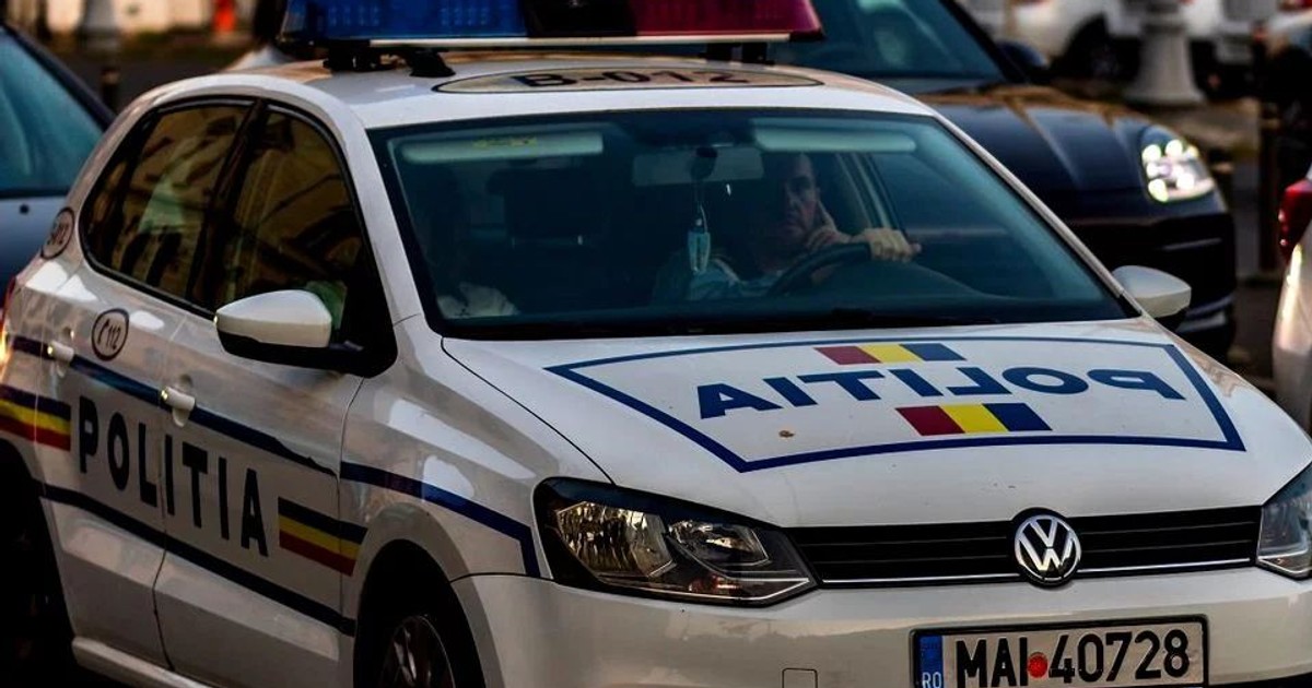Individul a furat o mașină de Poliție chiar din curtea secției din localitatea Vânju Mare. Omul nu se află la prima nelegiuire. La începutul lunii decembrie, a furat un autoturism din parcarea unui hotel din Drobeta Turnul Severin, după ce s-a dat drept garda de corp a unui manelist,