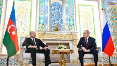 Vladimir Putin (dreapta), surprins în timp ce i se adresează lui Ilham Aliev, care pare că evită contactul vizual cu liderul rus Foto: Profimedia