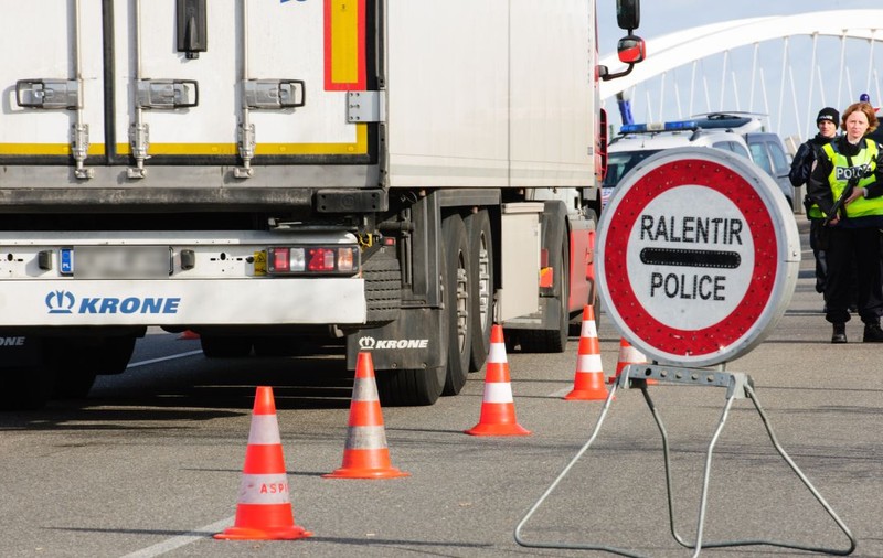 Un șofer român de TIR a acceptat pentru 500 de euro să fure marfă de 150.000 de euro, în Franța