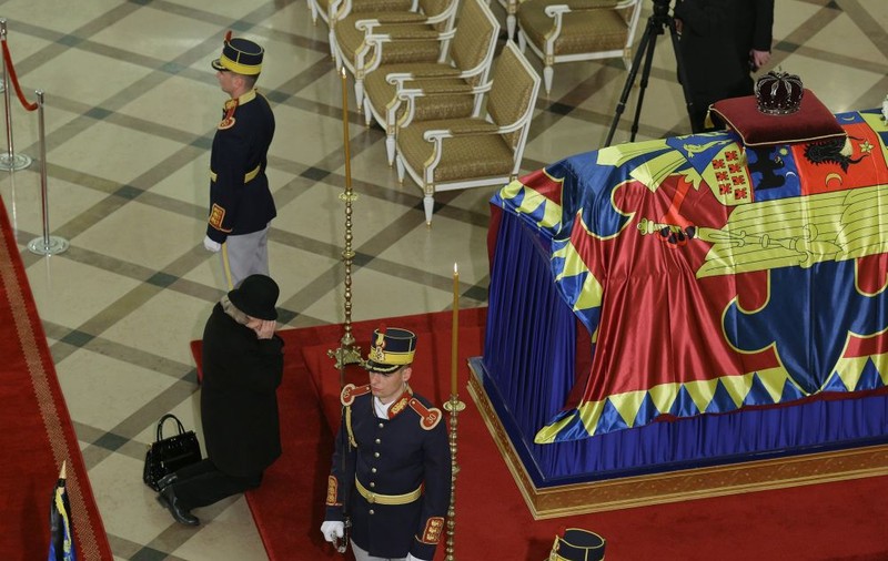 FOTO | Sute de oameni la Palatul Regal, în prima seară de pelerinaj la catafalcul Regelui Mihai