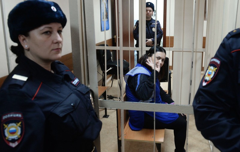 "Am acționat la ordinul lui Allah". Bona care a decapitat o fetiță a zâmbit în fața instanței