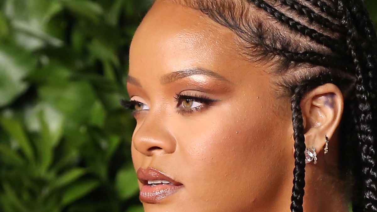 Nimeni nu se aștepta să o vadă așa pe Rihanna. A făcut show pe muzică latino!