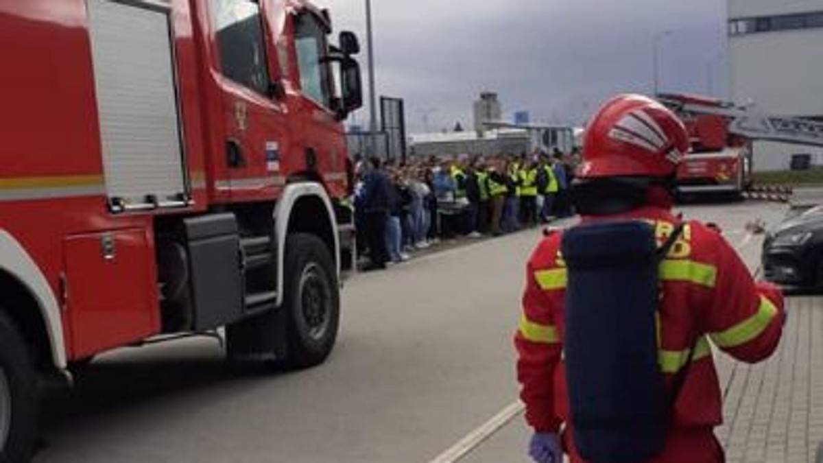 Trei pompieri, transportați la spital după o intervenție la mall-ul din Sibiu. Centrul comercial a fost evacuat după ce o persoană a simțit miros de gaz