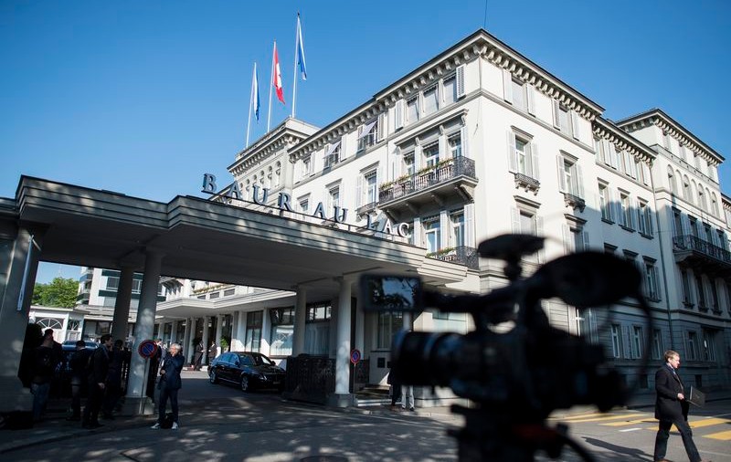 MARE SCANDAL la FIFA: șase oficiali, arestaţi în Elveţia într-un hotel de lux