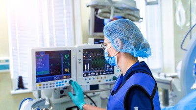 Artificial,Lung,Ventilation,Monitor,In,The,Intensive,Care,Unit.,Nurse