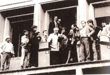 Angajaţi şi colaboratori ai Radioului, în ziua de 22 decembrie. Printre cei prezenţi, Ana Blandiana, Alexandru Arşinel FOTO Arhiva Radio România