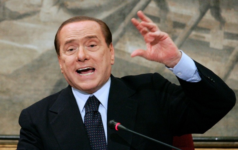 Silvio Berlusconi va demisiona luni?