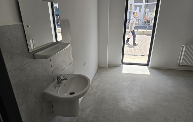 Toaletă publică și cabină de duș transparente într-o piață nou-nouță din Pașcani: Primăria nu a avut nimic de obiectat