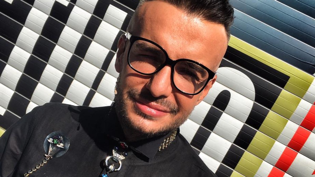 Reacția lui Răzvan Ciobanu după audierea de la DIICOT. Răzvan Ciobanu, cu ochelari și geacă neagră