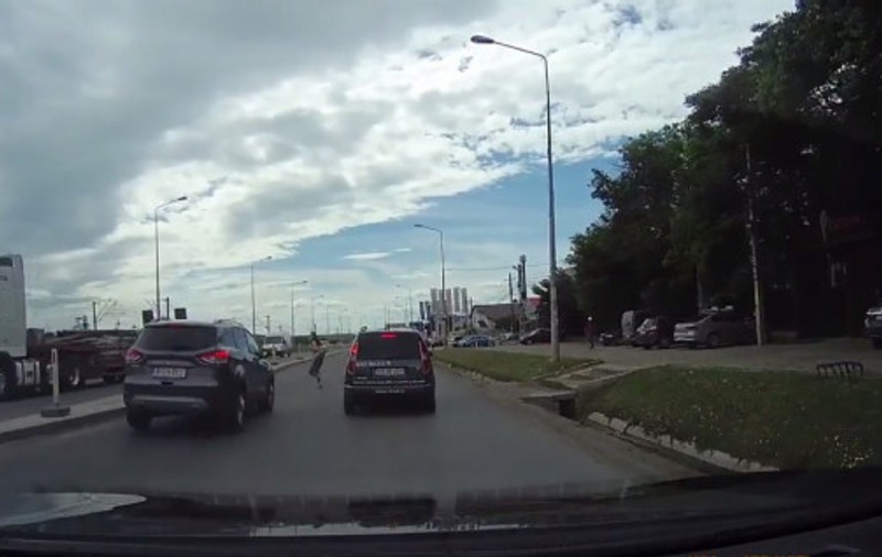 Accident dramatic surprins de o cameră video, la Iași. O tânără este aruncată în aer de un autoturism. Atenție, imagini șocante!