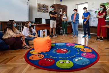 Oaspeţii de la Narada au discutat cu profesorii şi elevii în clubul din “cutia de pantofi”
