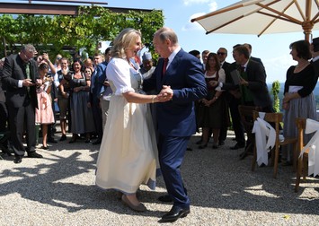 Vladimir Putin, dansând cu Karin Kneissl, 18 august 2018. Foto: Epa