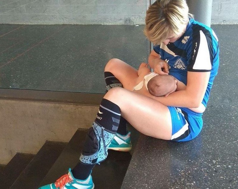 Senzațional! Handbalista Irina Pop și-a alăptat copilul în pauza meciului fetelor de la Lleida. Formată la Viitorul Cluj, e arhitectă și joacă pentru naționala Republicii Dominicane