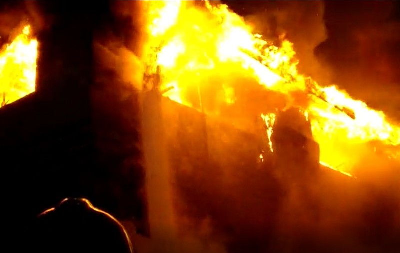 Incendiu violent în Tulcea! Arde un depozit în care se află materiale inflamabile. ISU: Nu există pericol de explozie