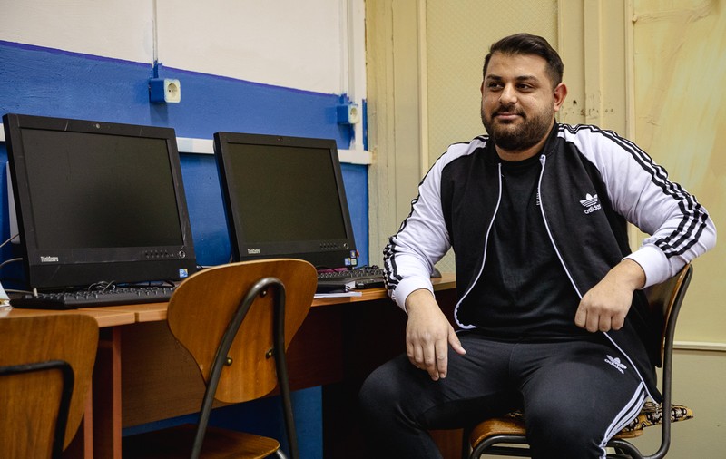 Tânărul de etnie romă, absolvent de Politehnică, care a devenit profesor în satul de lăutari unde a crescut
