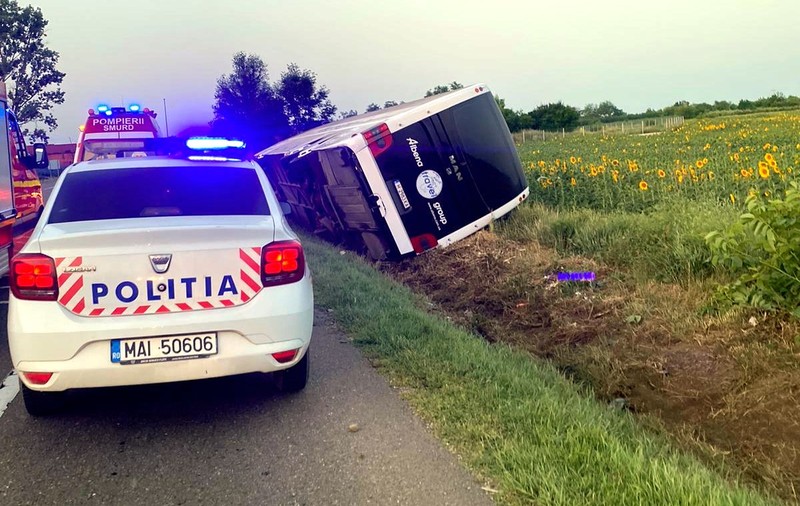 Autocar din Bulgaria cu 59 de pasageri, răsturnat pe DN2, după ce șoferul a adormit la volan. Patru răniți, inclusiv un copil