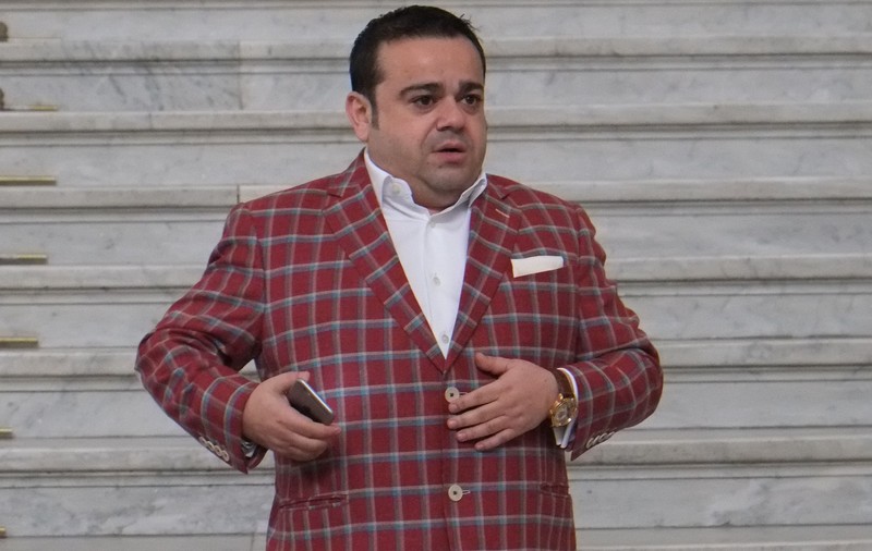 FOTO EXCLUSIV/ Adrian Minune nu mai poartă haine de designer, are propriul brand vestimentar. Și-a pus toată familia pe etichetă!