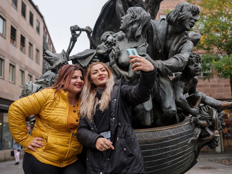 Eleonora și Gabriela își fac un selfie în centrul orașului Nürnberg