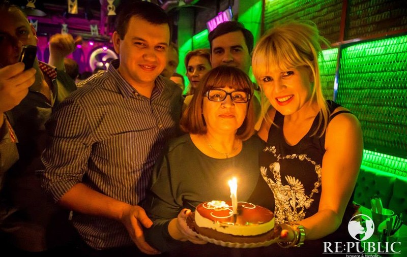 Uite CUM ŞI-A SERBAT Elena Udrea mama într-un club