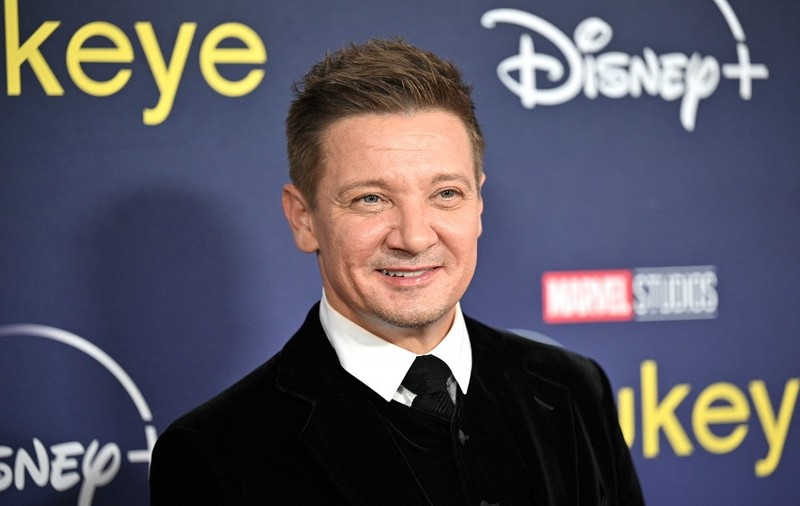Celebrul actor Jeremy Renner e în stare critică, după ce s-a accidentat în timp ce deszăpezea folosind un plug de zăpadă