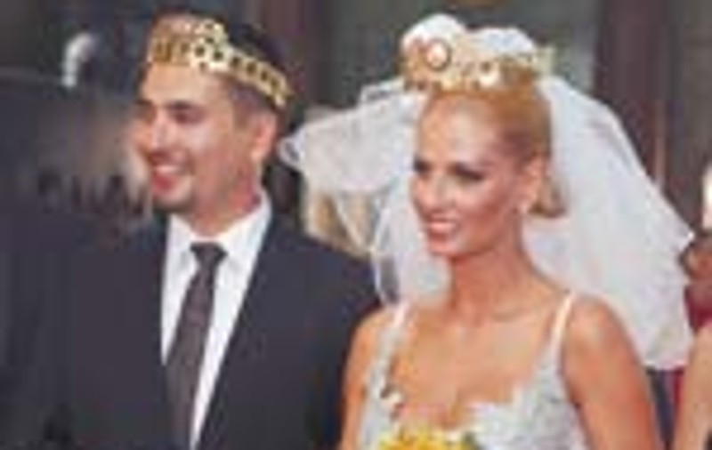 Andreea Banica a-ncins hora in fata bisericii