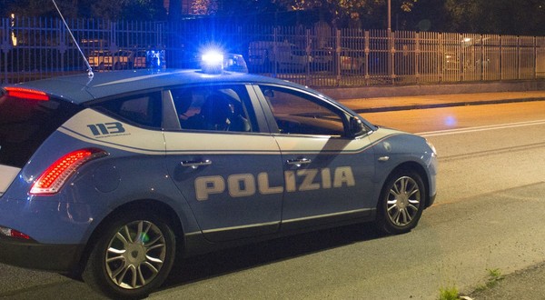 O mașină de poliție parcată noaptea pe stradă