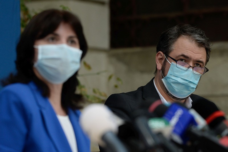 Monica Anisie (stânga), fostul ministru al educației și cercetării de anul trecut și Sorin Costreie (dreapta), reprezentantul României în consorțiul laserelor FOTO: HEPTA