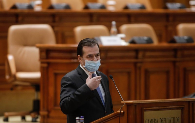 Scandal în Parlament din cauza regulilor de prevenție. Orban l-a certat pe Ciolacu că nu și-a pus mască, deși nici el nu o purta corect pe a sa