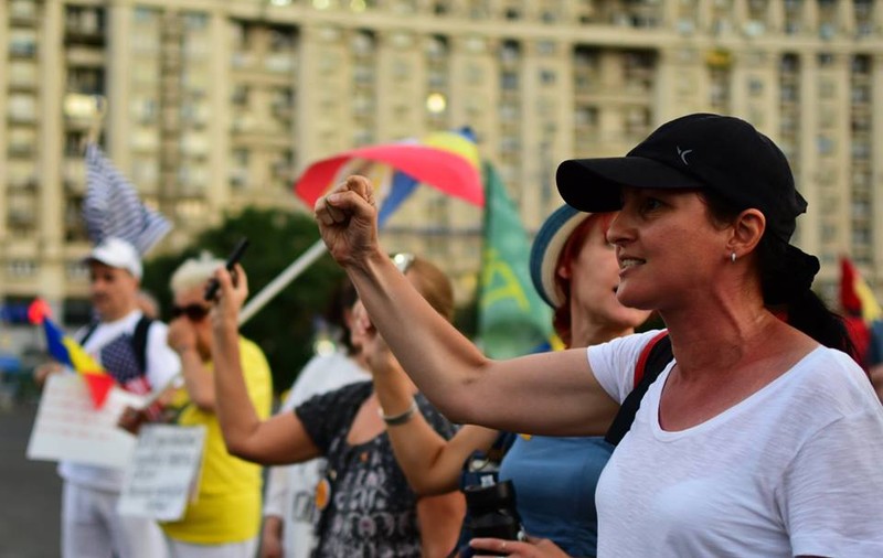 UPDATE | Marş de protest în Bucureşti. „Împreună salvăm ţară de corupţi!”. Câteva sute de oameni au strigat în ploaie: ”Nu cedăm!”