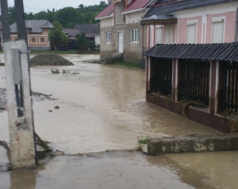 Dezastru în țară din cauza furtunilor! Zeci de oameni evacuați din calea apelor