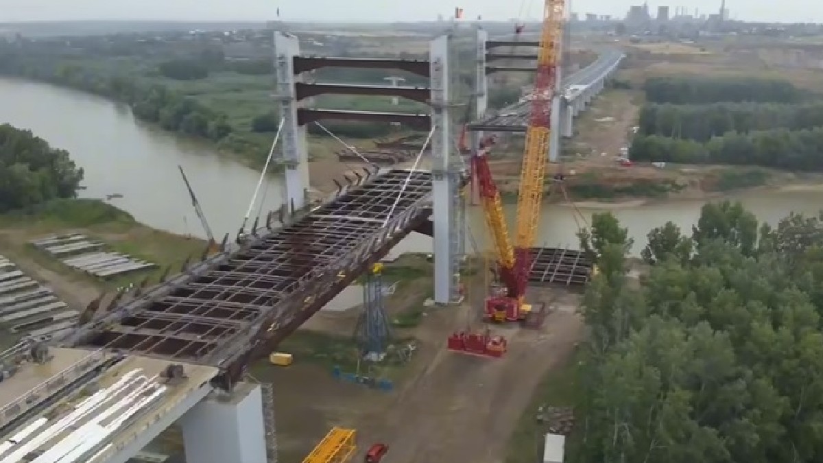 Podul hobanat peste râul Siret, parte din Drumul Expres (DEx6) Brăila - Galați, este o construcție spectaculoasă din nouă tronsoane gigant de câte 90 de tone