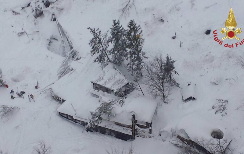 Bilanț tot mai dramatic în urma avalanșei de la hotelul Rigopiano: 24 de oameni și-au pierdut viața