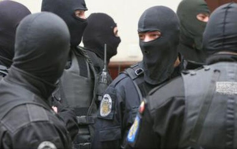 Opt persoane au fost reţinute la Craiova, după un scandal cu săbii într-un local