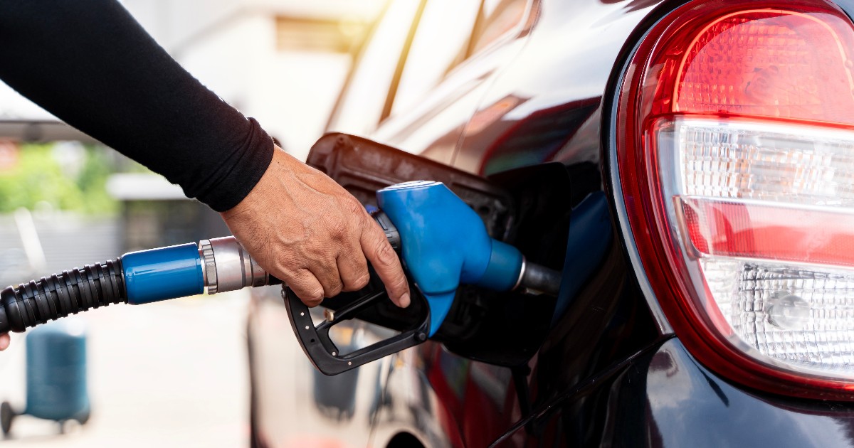 Un bărbat care alimentează mașina cu carburant.