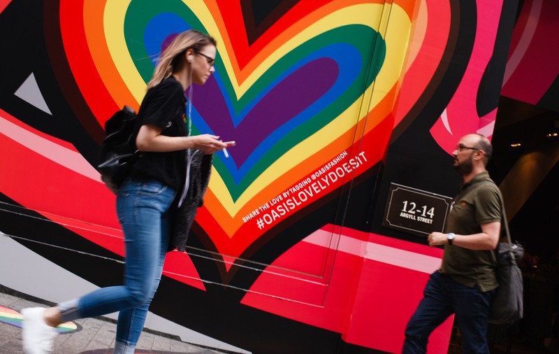 Un sfert dintre tinerii cu vârste între 18 și 24 de ani se identifică drept bisexuali, potrivit unui sondaj