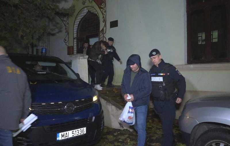 Șase polițiști din Huși, arestați pentru luare de mită. Acuzați că forțau șoferii să greșească pentru a le cere bani