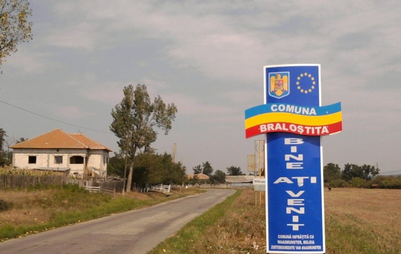 REPORTAJ VIDEO/ Nevasta unui primar din Dolj a plecat la cules de căpșuni în Spania
