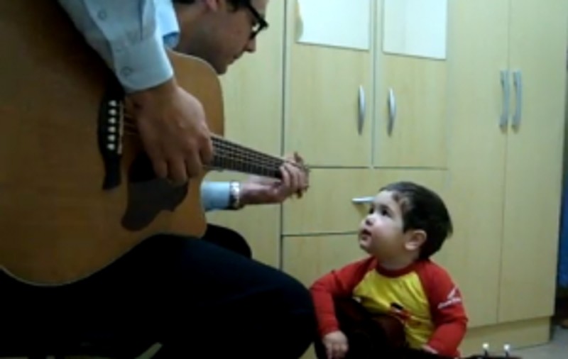 Puştiul ăsta a dat internetul pe spate! Cântă Beatles la 1 an şi 11 luni! | VIDEO