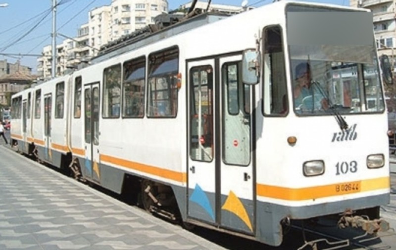 Un tramvai plin cu oameni a lovit în plin o autoutilitară. Vatmanul se afla sub influența băuturilor alcoolice