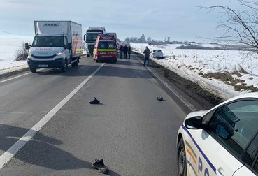 Pantofii șoferului lovit de Logan au rămas pe șosea. Foto: Impact News 24