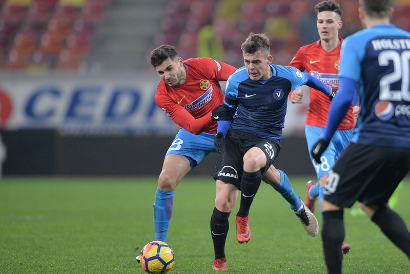 Lucian Filip (S), de la FCSB, lupta pentru balon cu Alexandru Cicaldau (D), de la FC Viitorul, in timpul meciului de fotbal din etapa XXII-a a Ligii 1, disputat pe Arena Nationala din Bucuresti, duminica, 17 decembrie 2017. ALEXANDRU DOBRE / MEDIAFAX FOTO