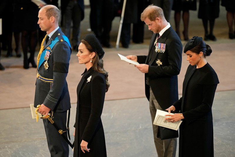 Prințul William, prințesa de Wales, prințul Harry și Meghan i-au adus un omagiu reginei în interiorul Palatului Westminster, după ce sicriul a fost așezat pe catafalc. Foto: Profimedia