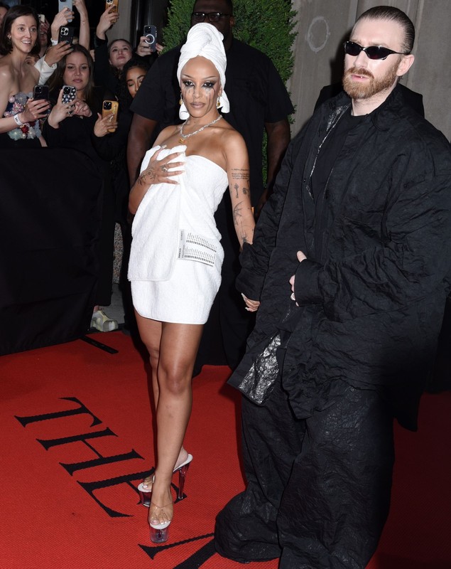 Doja Cat a apărut îmbrăcată într-o rochie udă la Met Gala 2024. De la hotelul unde a fost cazată a plecat acoperită cu un prosop
