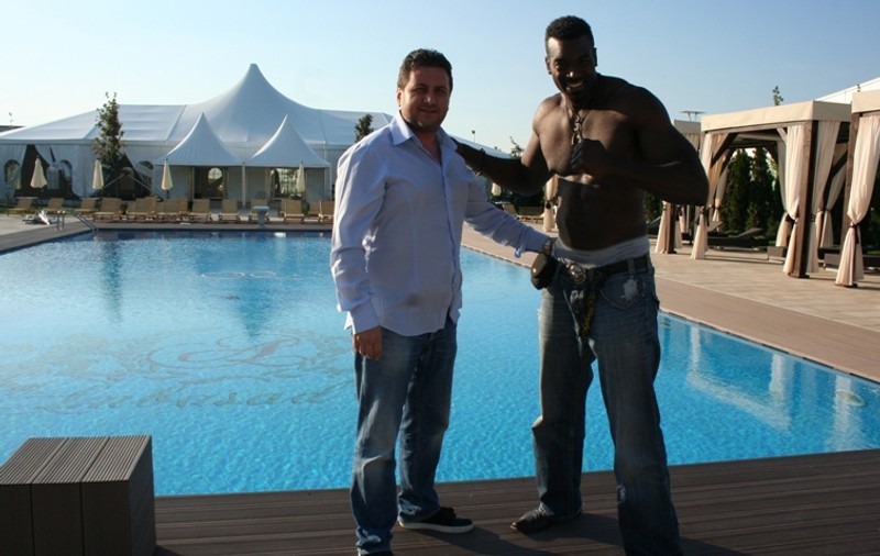 Bodyguard-ul Tinei Turner s-a răcorit la piscină, în Bucureşti 