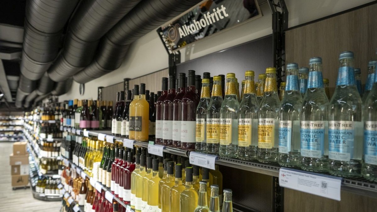 Gamă de produse fără alcool la magazinul Vinmonopolet din centrul comercial Steen & Strøm din Oslo, Norvegia, 17 decembrie 2024.