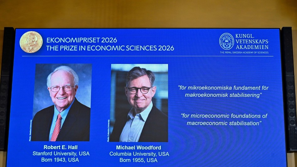 Premiul Nobel pentru Economie 2026 a fost acordat americanilor Robert E. Hall și Michael Woodford, în semn de recunoaștere a contribuțiilor lor fundamentale la înțelegerea stabilizării macroeconomice prin prisma microeconomiei.