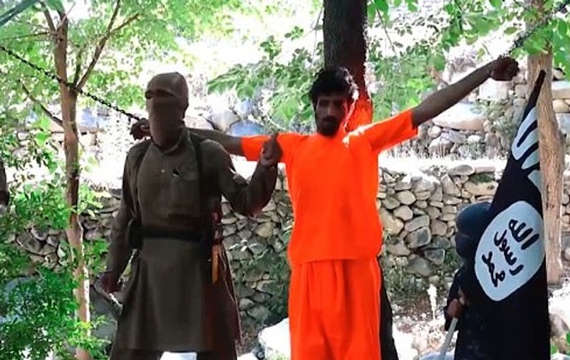 Scene șocante din interiorul Statului Islamic: Mai mulți copii au torturat până la moarte un bărbat