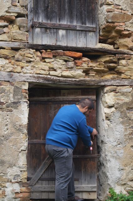 Radu Bârlă deschide turnul clopotniței sursă foto: newsbv.ro