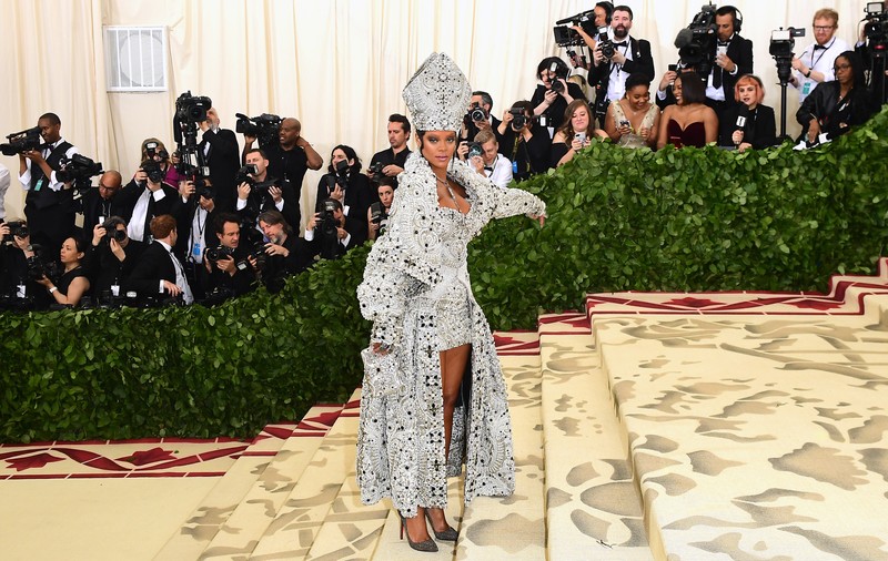 Rihanna a fost în centrul atenției la gala MET 2018. Ținuta impresionată aleasă de cântăreață - FOTO